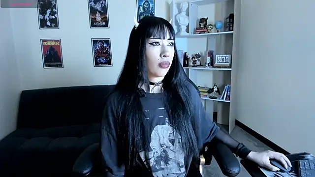 Snapshot of Ravenelle_ chatting on July 12, 2026, 9:17 pm Ravenelle online show from July 12, 2026, 9:17 pm