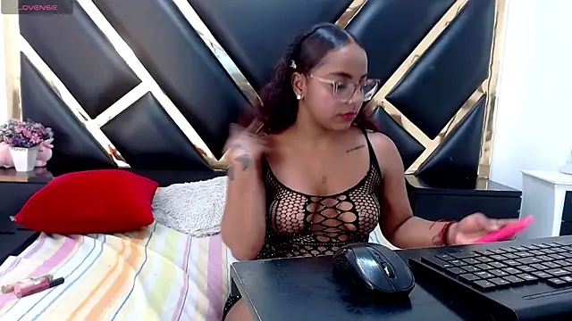 AprilyCrystal2 online show from May 4, 2026, 7:10 pm