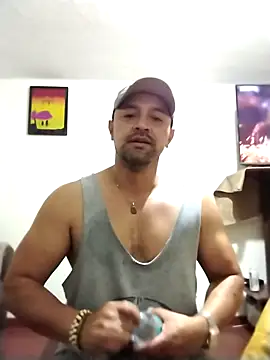 AlejoMoretti online show from April 30, 2026, 11:09 pm