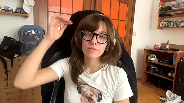 PillowPeachX online show from April 19, 2026, 11:42 am