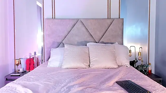 EmmaWilliammss online show from June 8, 2026, 12:27 pm