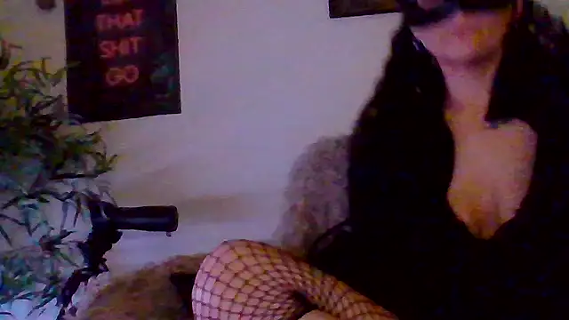 shyhornymommy online show from April 16, 2026, 9:39 pm