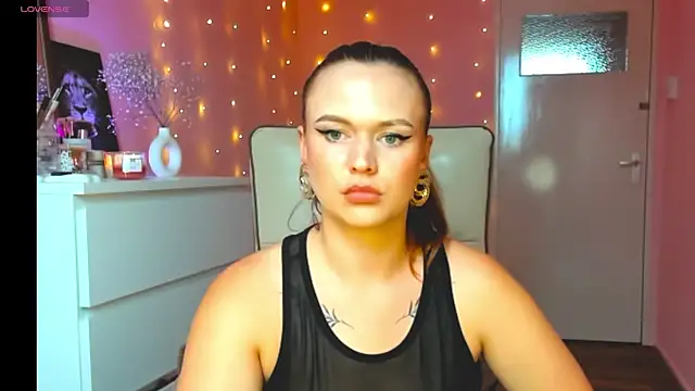 SweetLikaaa online show from June 5, 2026, 4:13 pm