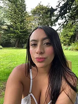 JuliettaGmz online show from June 25, 2026, 3:05 pm