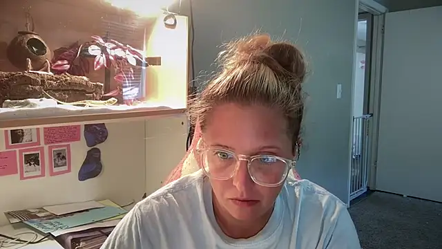 MUSCLEMOMMY1365 online show from April 23, 2026, 4:20 pm