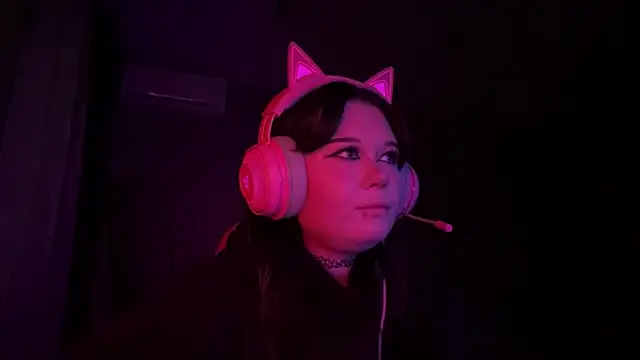 Alinalovelove online show from April 15, 2026, 5:09 pm