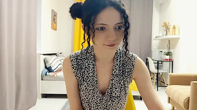 CinnamonCurl online show from June 4, 2026, 11:11 pm