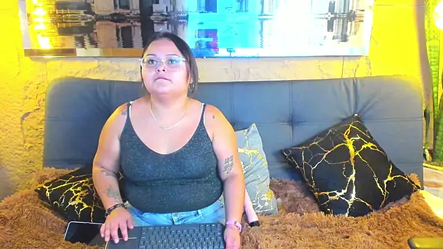 Luna  Cortez online show from April 19, 2026, 2:38 pm