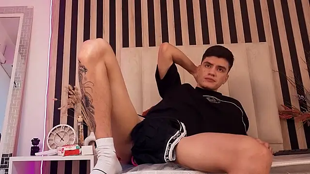 Snapshot of LeoTease chatting on May 17, 2026, 4:36 pm LeoTease online show from May 17, 2026, 4:36 pm