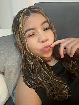 M1la 18 online show from June 25, 2026, 4:34 am