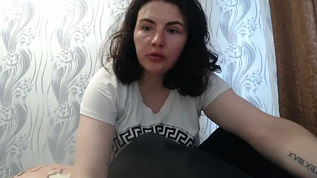 AlinaxJames online show from June 19, 2026, 8:07 am
