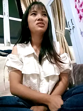 LucyBri01 online show from April 18, 2026, 8:53 pm