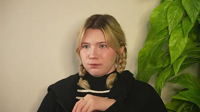 VennieLippe online show from April 23, 2026, 5:19 am