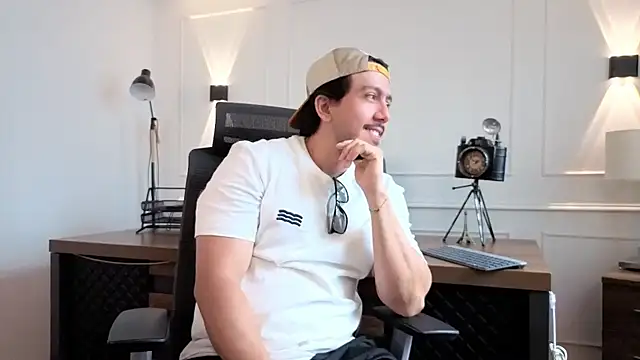 andrewmuscle online show from April 22, 2026, 7:59 pm