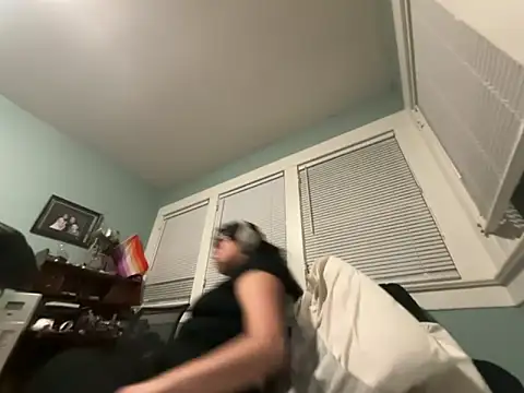 athanathelesbian online show from April 23, 2026, 10:25 am