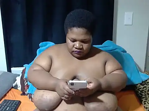 BBWMIDGET40 online show from May 17, 2026, 4:47 pm