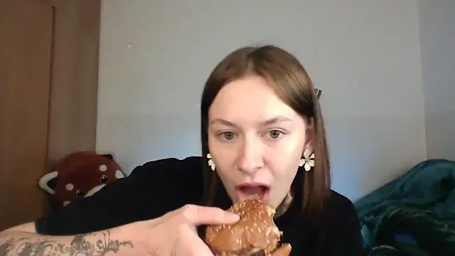 Snapshot of JuicyErika chatting on May 3, 2026, 10:05 pm JuicyErika online show from May 3, 2026, 10:05 pm