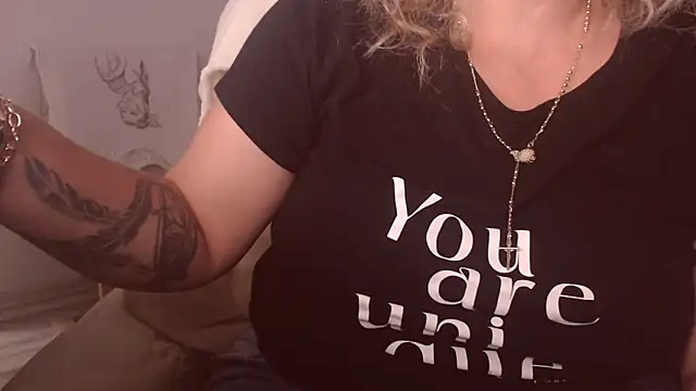 Divineblond online show from September 17, 2025, 2:41 pm