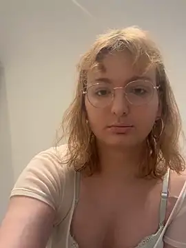 LilyFoot online show from April 25, 2026, 4:15 pm