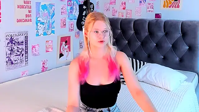Snapshot of LunariaFox chatting on June 4, 2026, 2:23 pm LunariaFox online show from June 4, 2026, 2:23 pm