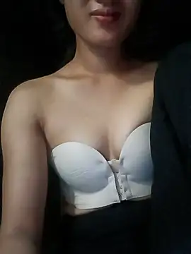 Snapshot of Rosie_LoveUU chatting on May 8, 2026, 11:32 pm Rosie LoveUU online show from May 8, 2026, 11:32 pm