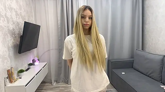 Mooniesiesita online show from April 24, 2026, 11:07 pm