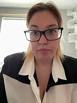 Snapshot of SecretRavenXO chatting on June 12, 2026, 9:19 am SecretRavenXO online show from June 12, 2026, 9:19 am