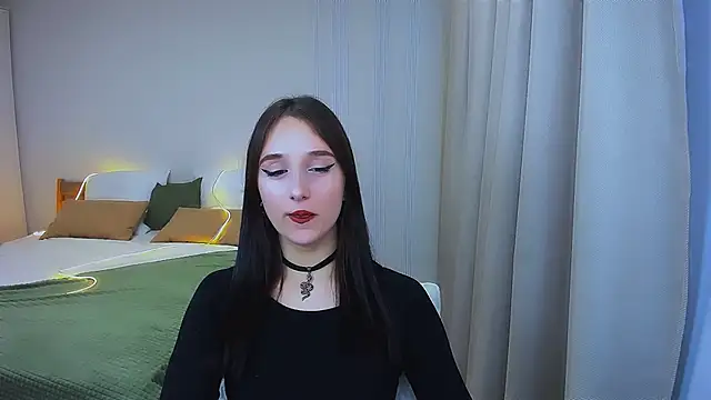 JulietteMonli online show from June 18, 2026, 11:25 am