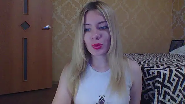 Snapshot of Softy_Aura_ chatting on May 19, 2026, 6:47 pm Softy Aura online show from May 19, 2026, 6:47 pm