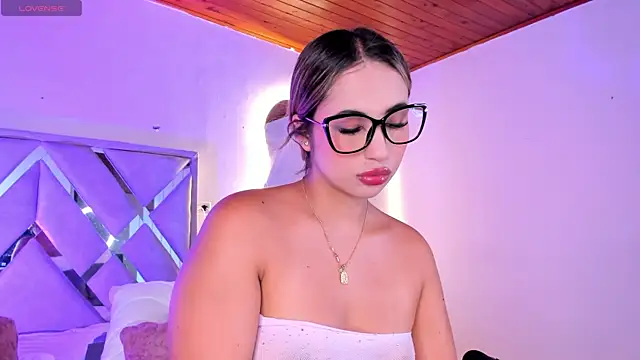 Snapshot of MartinaVizmara_ chatting on July 11, 2026, 5:37 pm MartinaVizmara online show from July 11, 2026, 5:37 pm