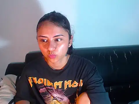 Snapshot of BellaLuxxs chatting on June 4, 2026, 11:00 pm BellaLuxxs online show from June 4, 2026, 11:00 pm
