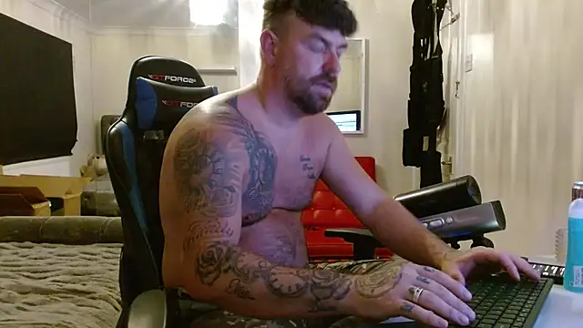 Snapshot of Naughtybihubbyxx chatting on July 13, 2026, 9:06 pm Naughtybihubbyxx online show from July 13, 2026, 9:06 pm