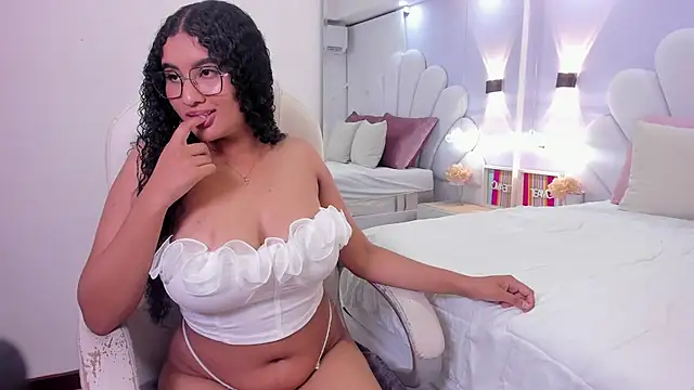 Snapshot of roxy_domnin chatting on May 9, 2026, 4:39 am roxy domnin online show from May 9, 2026, 4:39 am