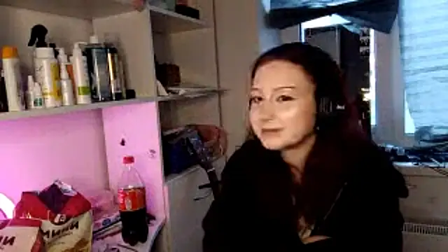 Snapshot of em0emily chatting on July 4, 2026, 6:03 pm em0emily online show from July 4, 2026, 6:03 pm