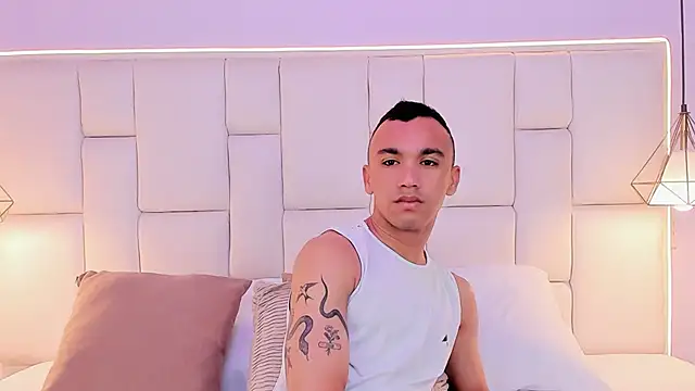 AndresSolorzano1 online show from May 15, 2026, 11:39 am