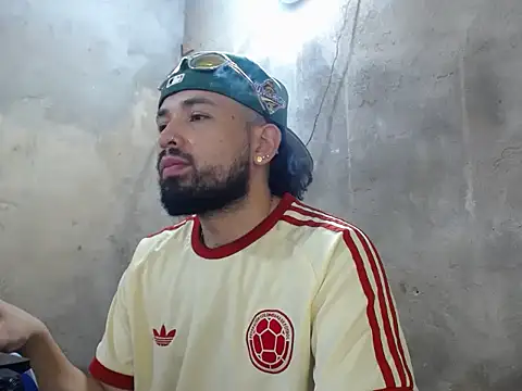 camilorestrepo77 online show from May 3, 2026, 8:37 pm