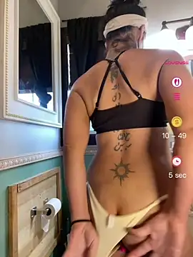 Snapshot of Vanessa_Valentine chatting on July 23, 2026, 2:04 pm Vanessa Valentine online show from July 23, 2026, 2:04 pm
