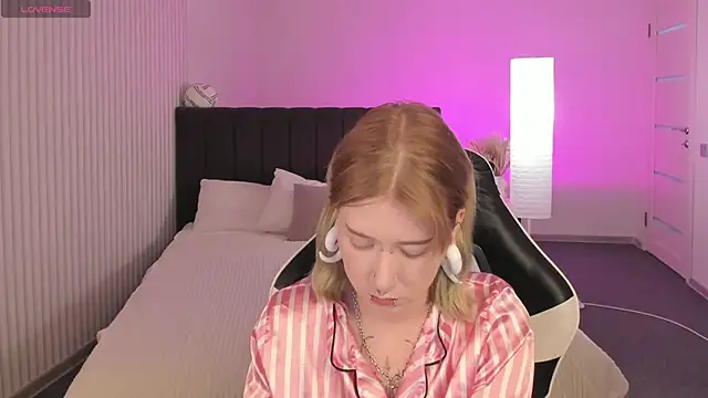 Elira Vane online show from June 30, 2026, 2:56 am