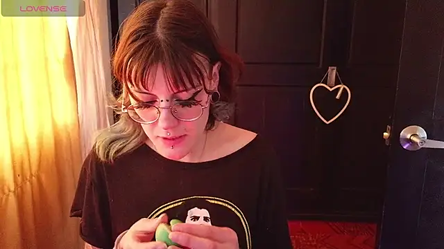 Snapshot of Rossiee_huntt chatting on August 3, 2026, 8:23 pm Rossiee huntt online show from August 3, 2026, 8:23 pm