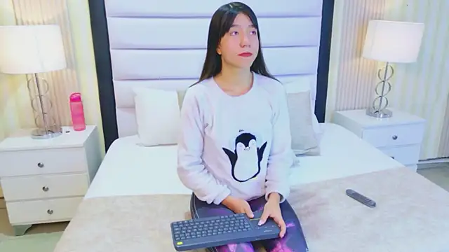Snapshot of VioletSweetts chatting on May 27, 2026, 4:15 pm VioletSweetts online show from May 27, 2026, 4:15 pm