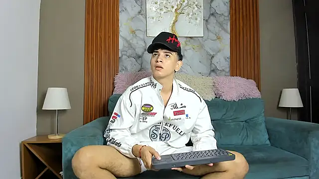 Snapshot of LOVE_GUYS1 chatting on May 11, 2026, 4:04 pm LOVE GUYS1 online show from May 11, 2026, 4:04 pm
