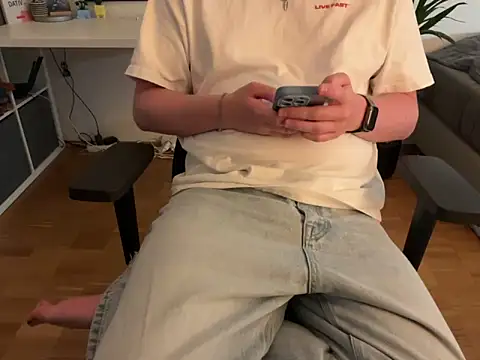 hotbiboy2003 online show from May 5, 2026, 3:53 pm