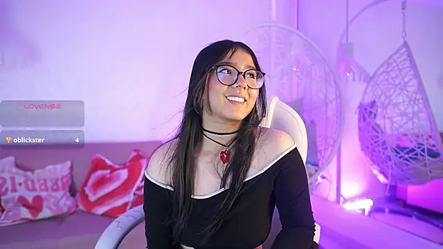 Snapshot of VioletJoness_ chatting on June 29, 2026, 11:43 am VioletJoness online show from June 29, 2026, 11:43 am