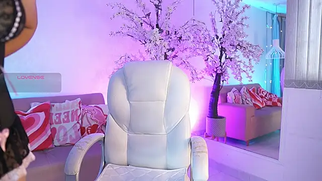 Snapshot of VioletJoness_ chatting on July 6, 2026, 11:40 am VioletJoness online show from July 6, 2026, 11:40 am