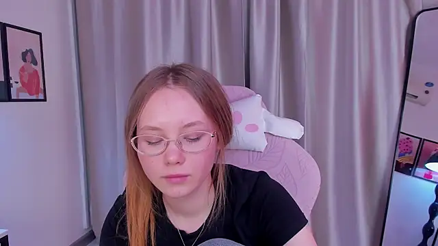 Snapshot of FloraLarsson chatting on May 8, 2026, 4:45 pm FloraLarsson online show from May 8, 2026, 4:45 pm
