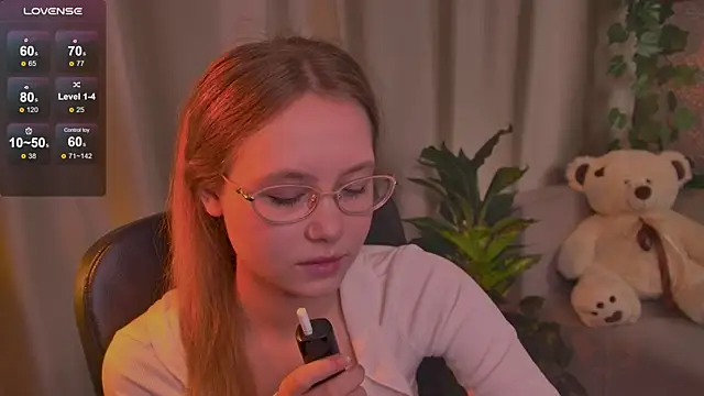 Snapshot of FloraLarsson chatting on June 5, 2026, 3:35 am FloraLarsson online show from June 5, 2026, 3:35 am