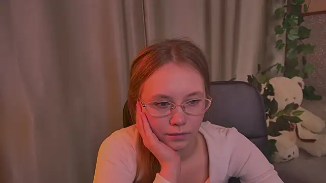 Snapshot of FloraLarsson chatting on June 5, 2026, 6:52 am FloraLarsson online show from June 5, 2026, 6:52 am
