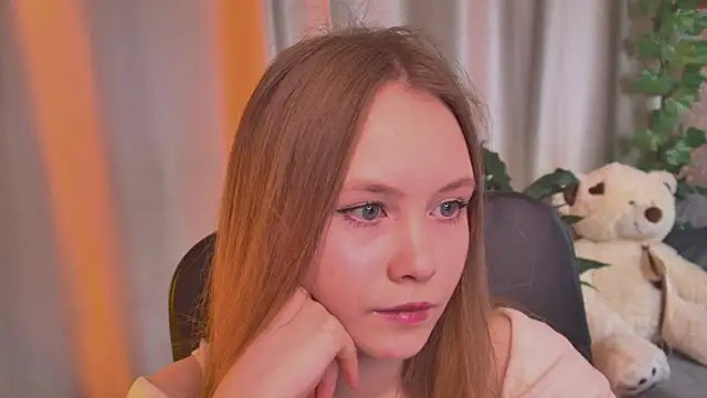 Snapshot of FloraLarsson chatting on June 7, 2026, 10:19 am FloraLarsson online show from June 7, 2026, 10:19 am