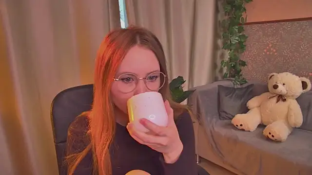 Snapshot of FloraLarsson chatting on June 8, 2026, 10:26 am FloraLarsson online show from June 8, 2026, 10:26 am