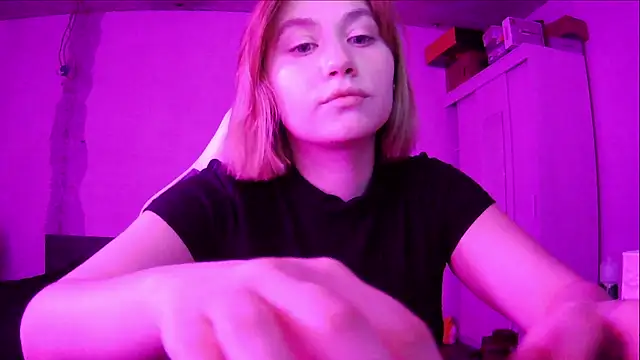 SuzieAllen online show from May 12, 2026, 5:32 pm